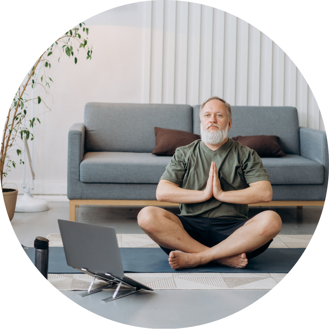 Mann mit eienm Laptop.