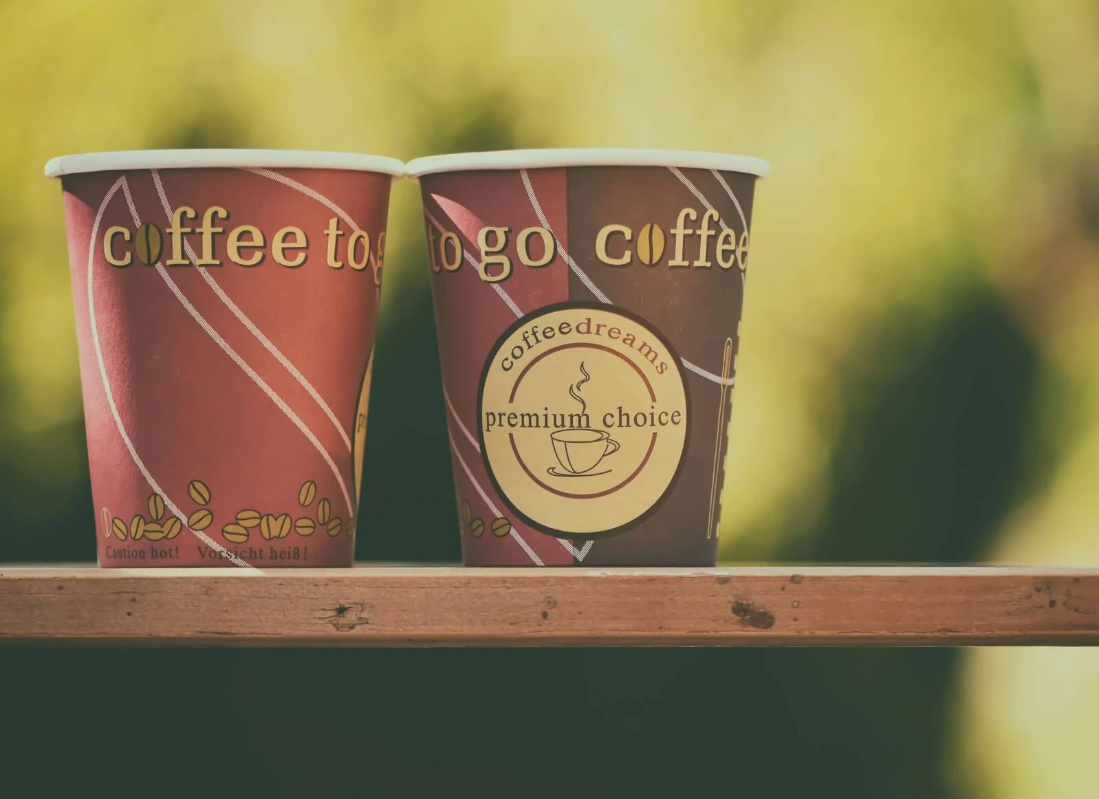 Coffee to go ist unkompliziert, schnell und günstig. Doch der Einweg-Energieschub stellt eine massive Belastung für die Umwelt, das Klima und unsere natürlichen Ressourcen dar.