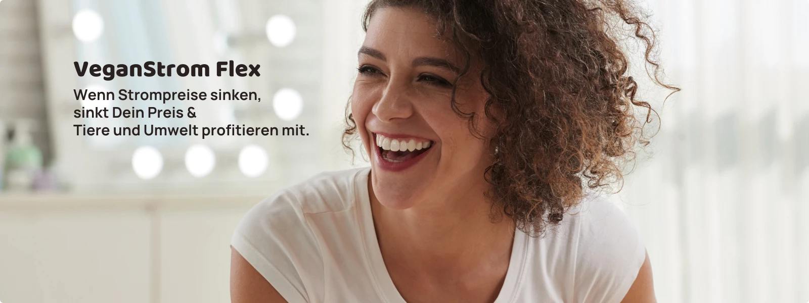 Frau, die lacht und einen Tarif abschließt.
